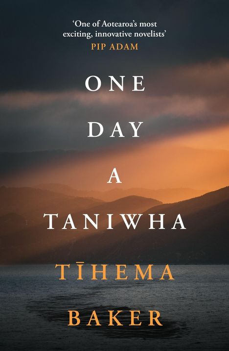 "ONE DAY A TANIWHA" Tihema Baker. Ein düsterer Himmel über einem Meer, beleuchtet von der untergehenden Sonne.