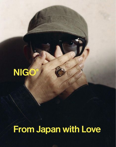 NIGO®, From Japan with Love. Eine Person mit Mütze und Sonnenbrille hält ihre Hände vor den Mund, zeigt einen Ring.