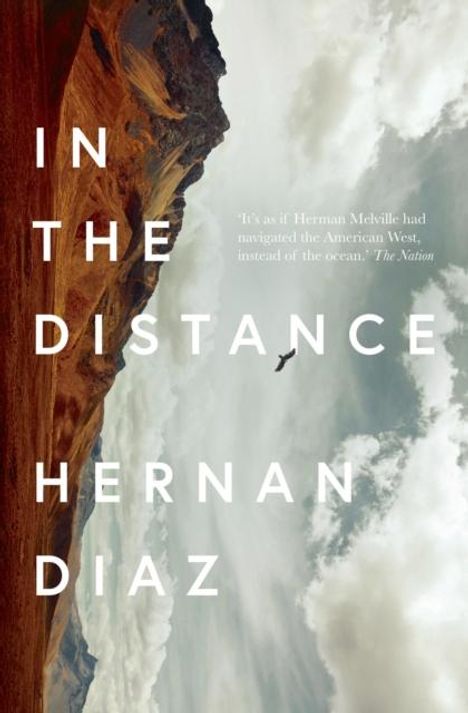 „IN THE DISTANCE“ von Hernan Diaz, Zitat von The Nation. Eine weite, kahle Landschaft mit fliegendem Vogel.