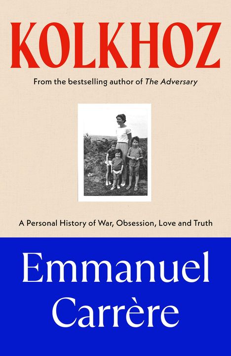 Text: "KOLKHOZ", "From the bestselling author of The Adversary", "A Personal History of War, Obsession, Love and Truth", "Emmanuel Carrère." Schwarz-weißes Foto einer Frau mit drei Kindern.