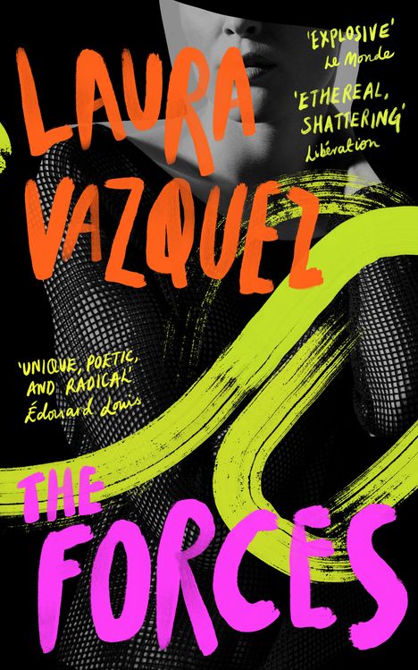 "LAURA VAZQUEZ", "THE FORCES", "EXPLOSIVE" und "ETHEREAL, SHATTERING" in lebendigen Farben auf Netzgewebe.