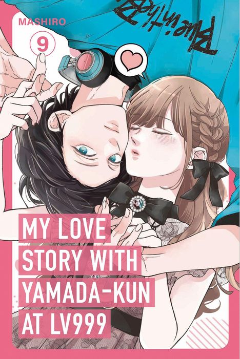 Text: "MY LOVE STORY WITH YAMADA-KUN AT LV999". Illustration: Zwei Personen eng aneinander, eine trägt Kopfhörer.