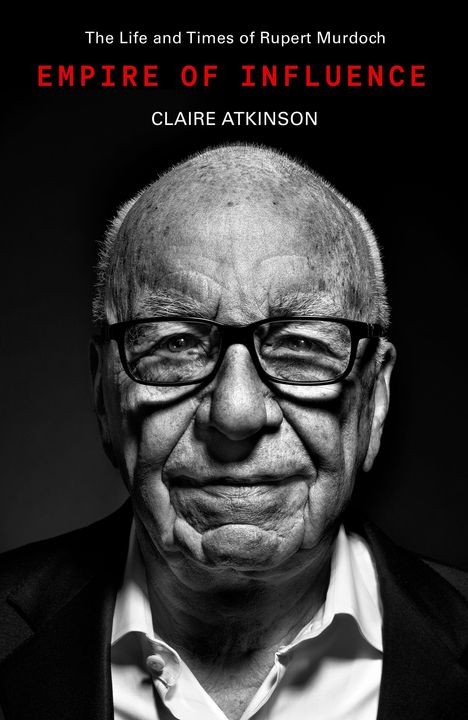 "The Life and Times of Rupert Murdoch. Empire of Influence. Claire Atkinson." Älterer Mann mit Brille, schwarz-weiß Portrait.
