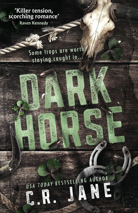 Text: „Killer tension, scorching romance“ – Raven Kennedy. „Some traps are worth staying caught in... DARK HORSE“ von C.R. Jane.  
Illustration: Schädel, Seil, Patronen, Hufeisen, Kleeblätter auf Holz.