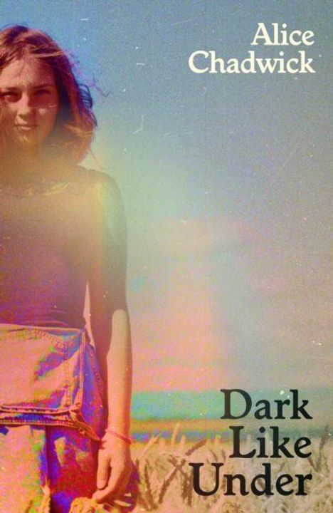 Text: "Alice Chadwick", "Dark Like Under". Ein Mädchen steht in einem Feld, umgeben von einem Regenbogeneffekt.