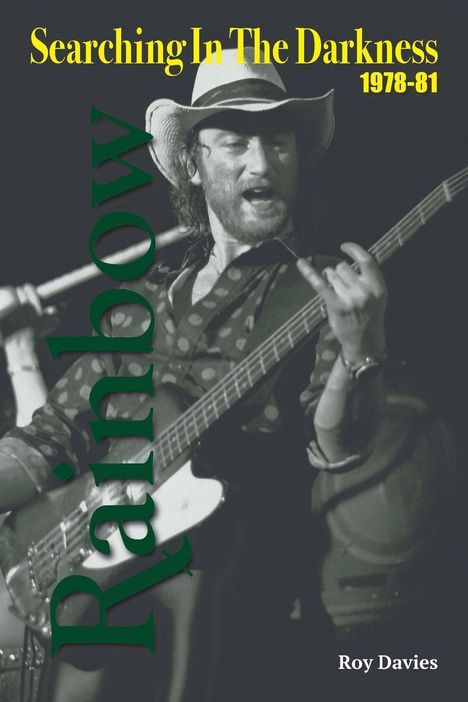 "Searching In The Darkness 1978-81" oben, "Rainbow" vertikal, "Roy Davies" unten. Musiker mit Hut spielt Bass und singt.