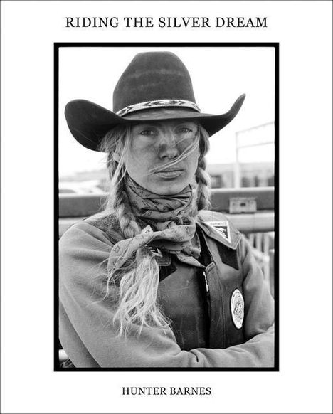 "RIDING THE SILVER DREAM" und "HUNTER BARNES". Eine Frau im Cowboyhut mit Zöpfen blickt seriös nach vorn.