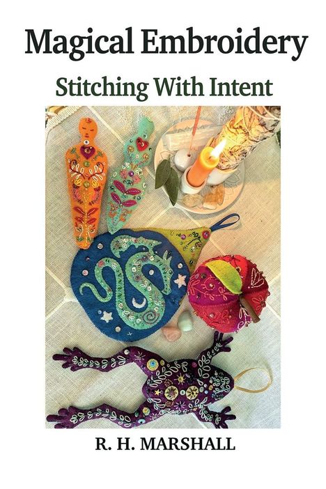 "Magical Embroidery: Stitching With Intent" – R. H. Marshall. Bunte Stickdekorationen, u.a. eine Schlange und eine Kerze.