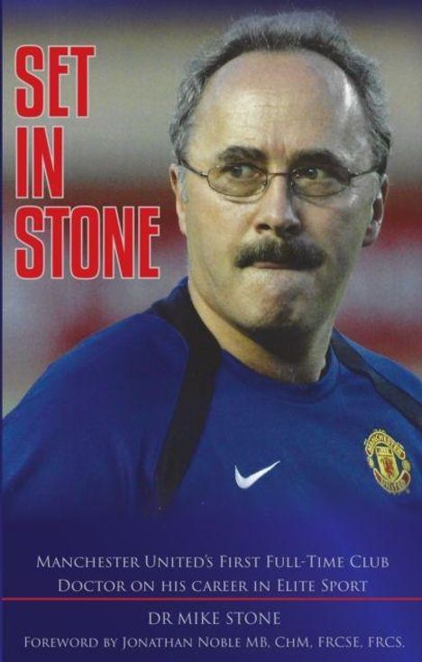 „Set in Stone“ in roter Schrift, Porträt eines Mannes in blauem Shirt mit Manchester United Emblem.
