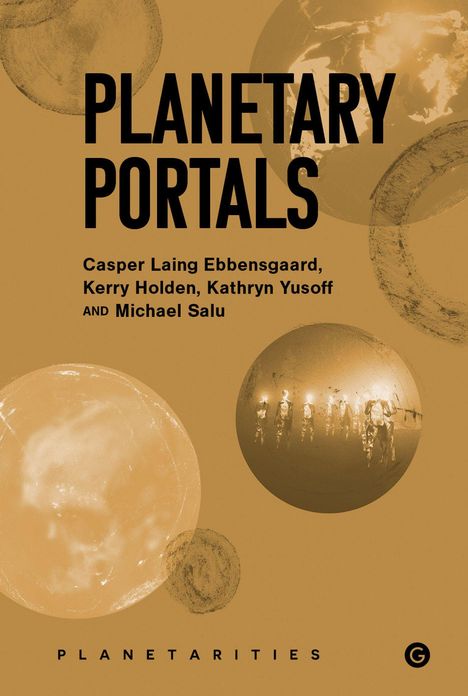 "PLANETARY PORTALS" steht oben, darunter Autoren: Casper Laing Ebbensgaard, Kerry Holden, Kathryn Yusoff, Michael Salu. Beiges Design mit planetaren Fotos.