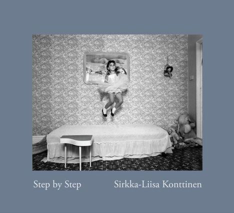 „Step by Step“ und „Sirkka-Liisa Konttinen“ sind auf einem blaugrauen Hintergrund. Ein Kind in einem Tutu springt auf einem Bett.