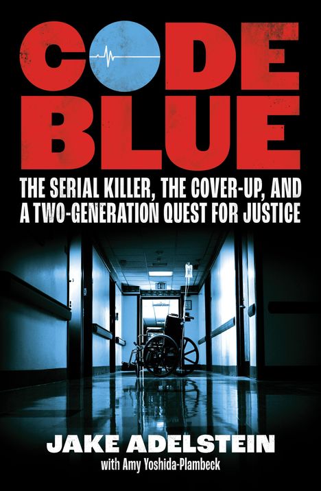 Text: "CODE BLUE: The Serial Killer, The Cover-Up, and a Two-Generation Quest for Justice" von Jake Adelstein. Krankenhausflur mit Rollstuhl.