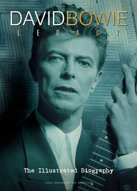 Oben steht "DAVID BOWIE LEGACY". Darunter sieht man einen Mann im Anzug, der eine Gitarre hält.