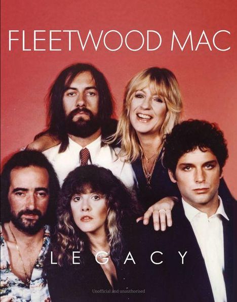 Text: "FLEETWOOD MAC LEGACY." Fünf Personen lächeln und posieren vor einem roten Hintergrund.