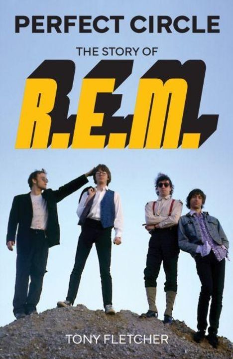 Text: „Perfect Circle: The Story of R.E.M.“ von Tony Fletcher.  
Vier Männer stehen auf einem Hügel.