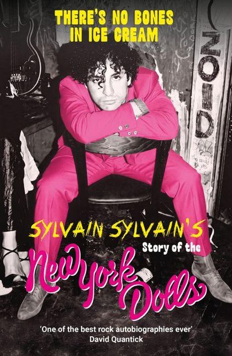 Gelber Text: "THERE'S NO BONES IN ICE CREAM". Darunter ein Mann im pinken Anzug, Sylvain Sylvain's Story of the New York Dolls.