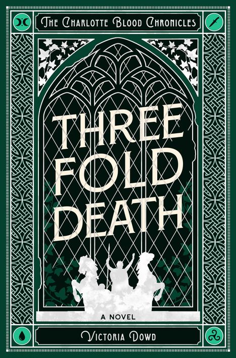 „Three Fold Death“ in großen Buchstaben, darüber „The Charlotte Blood Chronicles“. Darunter Silhouetten von drei Personen.