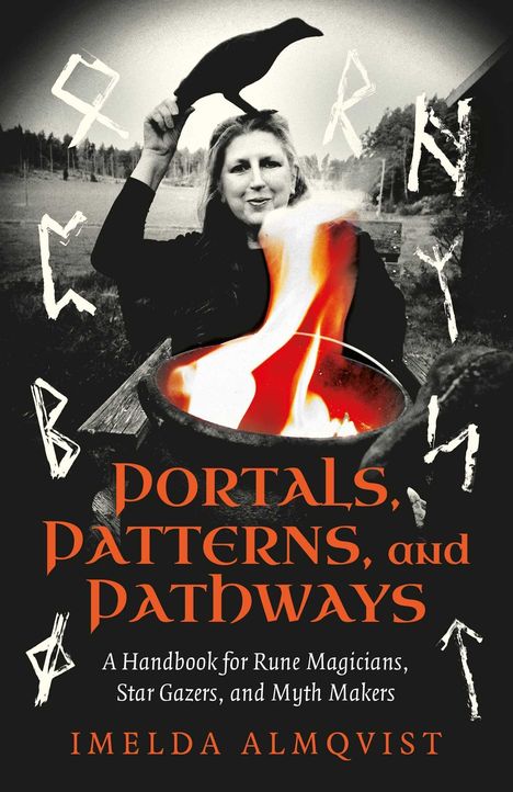 "Portals, Patterns, and Pathways" von Imelda Almqvist. Eine Frau mit Krähe und Flammen in einem Kessel vor bewaldetem Hintergrund.