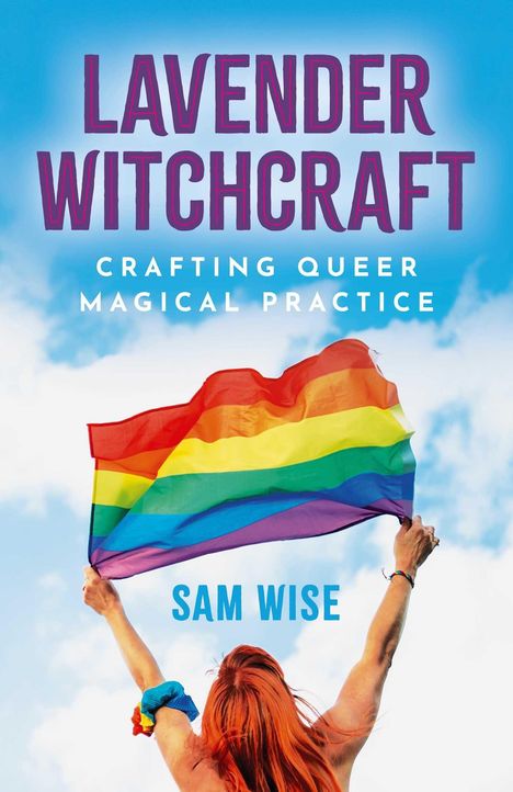 "LAVENDER WITCHCRAFT" und "CRAFTING QUEER MAGICAL PRACTICE". Regenbogenfahne in den Händen einer Person unter blauem Himmel.