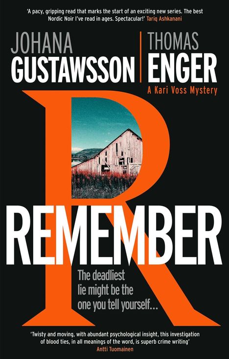 "REMEMBER" in Weiß auf schwarzem Hintergrund, roter Buchstabe "R" mit Bild einer alten Scheune.
