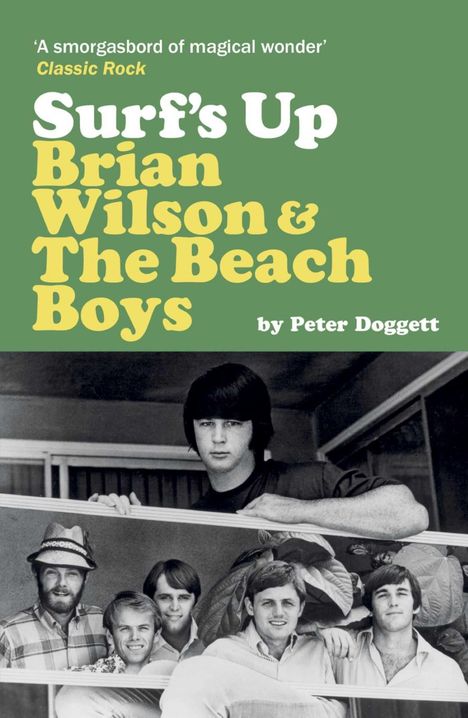 "‘A smorgasbord of magical wonder’ Classic Rock. Surf’s Up Brian Wilson & The Beach Boys by Peter Doggett." Darunter ein Schwarz-Weiß-Foto von sechs Männern.