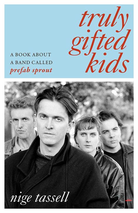 „Truly gifted kids“ in roter Schrift oben rechts, darunter „A book about a band called Prefab Sprout“; Schwarz-Weiß-Foto von vier Personen.
