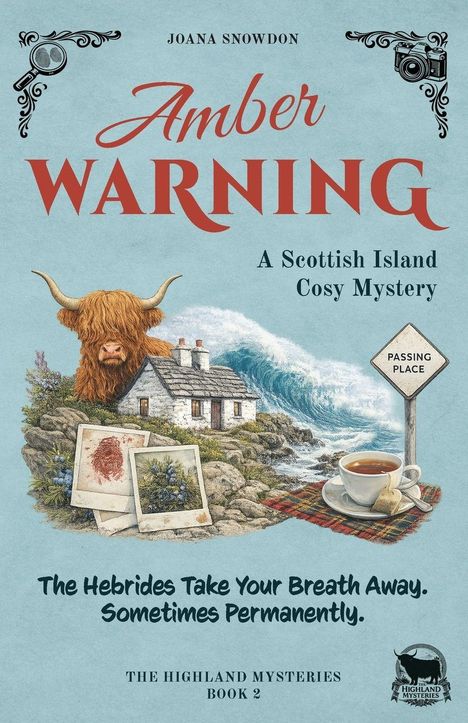 Text: "AMBER WARNING", "A Scottish Island Cosy Mystery", "The Hebrides Take Your Breath Away. Sometimes Permanently." Illustration: Ein Highland-Rind, ein Cottage und Tee.