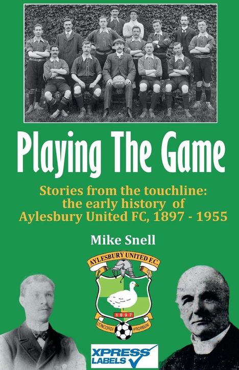 "Playing The Game", Aylesbury United FC Geschichte 1897-1955. Autor: Mike Snell. Historisches Fußballteam, zwei Männer, Vereinslogo.