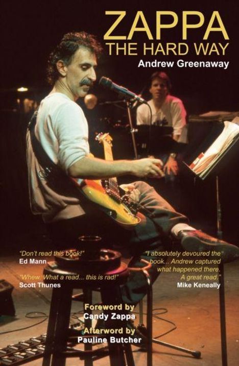 "Zappa The Hard Way" von Andrew Greenaway. Vorwort von Candy Zappa, Nachwort von Pauline Butcher. Musiker auf der Bühne.