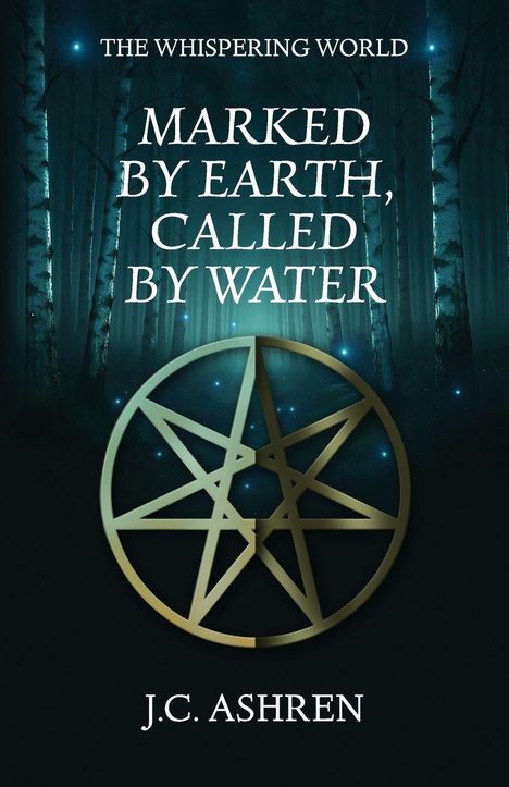 Text: „The Whispering World. Marked by Earth, Called by Water. J.C. Ashren.“ Wald mit Pentagramm-Symbol.