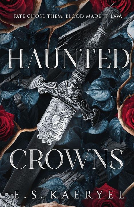 "Fate chose them. Blood made it law. HAUNTED CROWNS E.S. KAERYEL." Silbernes Schwert, umgeben von roten Rosen und dunklen Blättern.