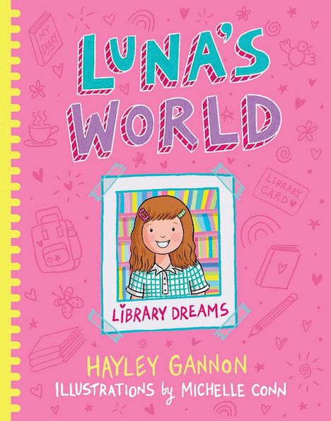 "LUNA'S WORLD, LIBRARY DREAMS" steht in großen Buchstaben, darunter ein Mädchen mit roten Haaren vor einem Bücherregal.