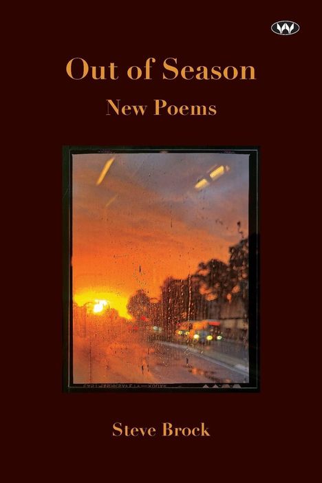 „Out of Season, New Poems, Steve Brock“. Sonnenuntergang durch ein verregnetes Fenster, warme Farben, unscharfe Lichter.