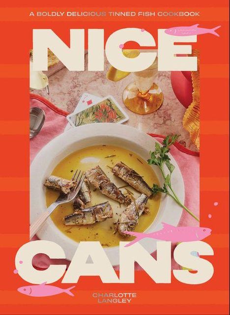 "Nice Cans" – Ein Teller mit Sardinen in Öl, dekoriert mit Kräutern. Oben ein Weinglas, rosa Fische und ein Kartenspiel.