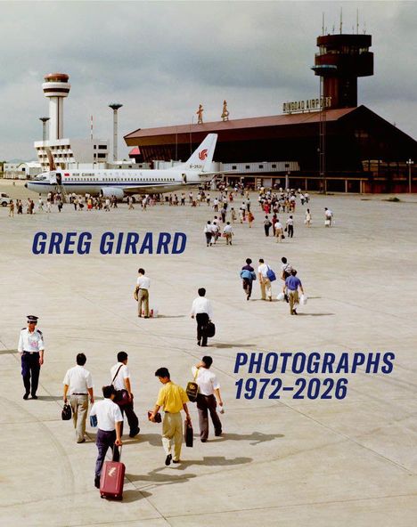 „GREG GIRARD“ und „PHOTOGRAPHS 1972–2026“. Menschen gehen auf ein Gebäude mit einem Flugzeug zu.