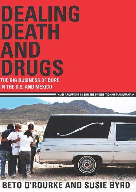 "Dealing Death and Drugs. The Big Business of Dope in the U.S. and Mexico. Beto O'Rourke and Susie Byrd." Schwarzer Leichenwagen, umarmende Personen.