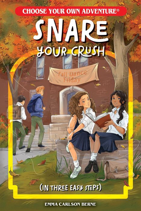 Titel: "SNARE YOUR CRUSH". Zwei Mädchen lesen, Herbstlandschaft, Schulgebäude, Banner "Fall Dance Friday", Schüler steigen Treppe hoch.