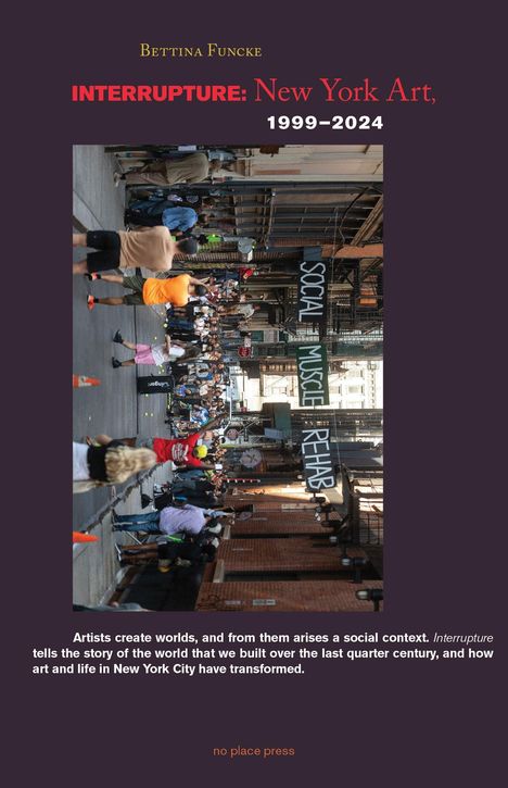 Bettina Funcke: INTERRUPTURE: New York Art, 1999–2024. Menschenmenge auf einer Straße, Banner mit "SOCIAL MUSCLE REHAB".