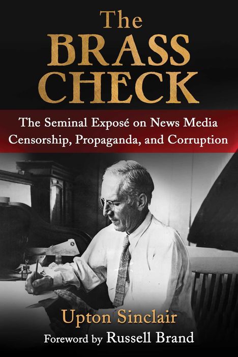 Text: "The Brass Check: The Seminal Exposé on News Media Censorship, Propaganda, and Corruption. Upton Sinclair. Foreword by Russell Brand." Ein Schwarz-Weiß-Foto eines Mannes am Schreibtisch.