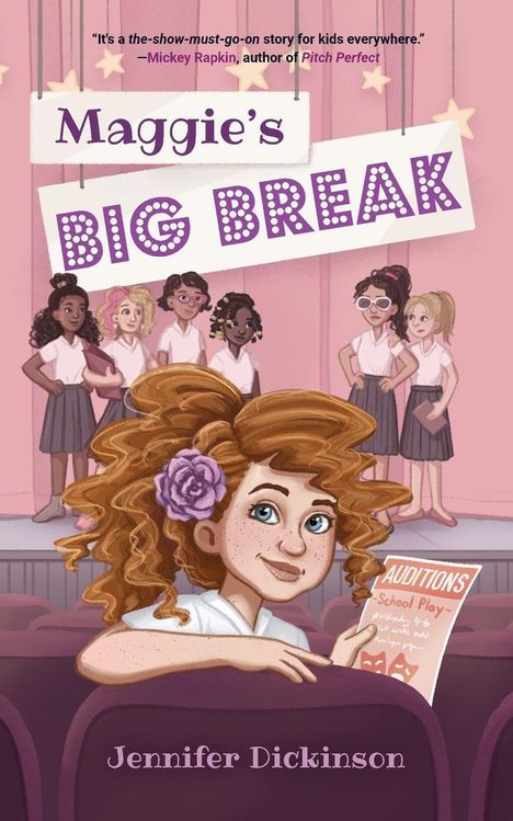 Titel: "Maggie's Big Break". Mädchen mit lockigem Haar hält Flyer für Schulstücke. Hintergrund: Bühne mit anderen Mädchen.