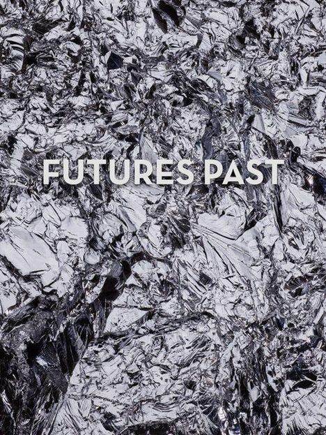 "FUTURES PAST" steht in weißer Schrift auf einer silbernen, knitternden Folie.