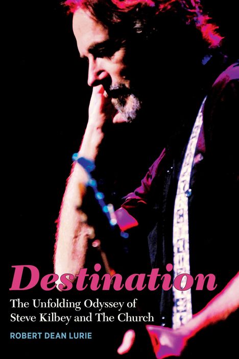 „Destination: The Unfolding Odyssey of Steve Kilbey and The Church“ von Robert Dean Lurie. Ein Mann spielt Gitarre.