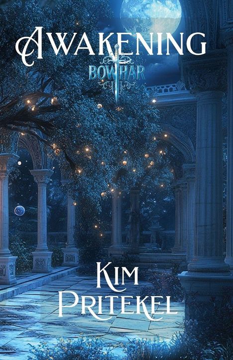 „Awakening“, „Bowhar“ und „Kim Pritekel“. Nachtlicher, magischer Garten mit Säulen, Bäumen und einem großen Mond.