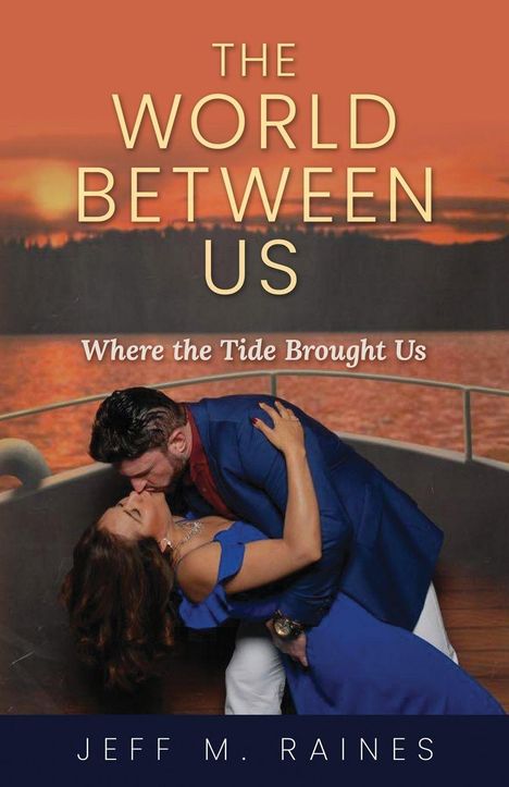 „The World Between Us“, „Where the Tide Brought Us“, „Jeff M. Raines“. Paar küsst sich bei Sonnenuntergang auf einem Boot.