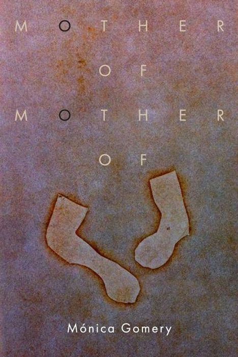 Texte: "MOTHER OF MOTHER OF" und "Mónica Gomery". Zwei abstrakte, blass gezeichnete Sockenumrisse auf braunem Hintergrund.