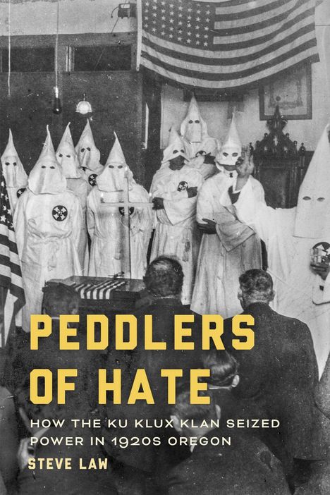 Text: "PEDDLERS OF HATE" und "HOW THE KU KLUX KLAN SEIZED POWER IN 1920S OREGON" von Steve Law. Menschen in weißen Roben mit Masken.