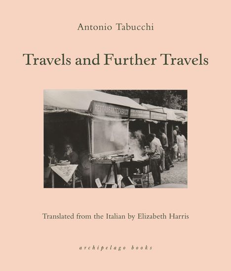 Auf einem beigen Hintergrund steht: "Antonio Tabucchi, Travels and Further Travels, Übersetzt von Elizabeth Harris". Darunter ein Schwarzweiß-Foto eines Essensstands.