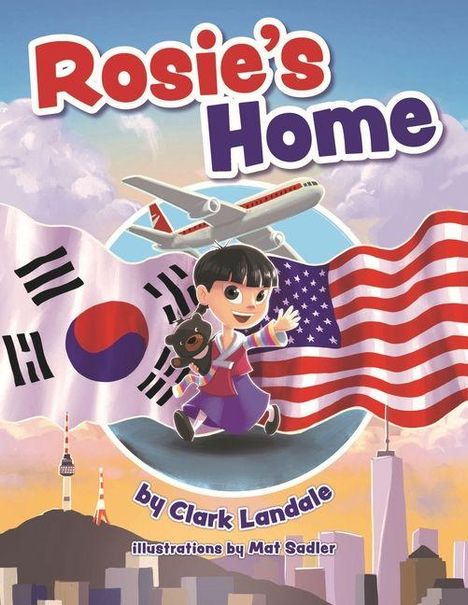 "Rosie's Home" oben, Kind in traditioneller Kleidung hält Teddybär, mit Flugzeug und Flaggen im Hintergrund.