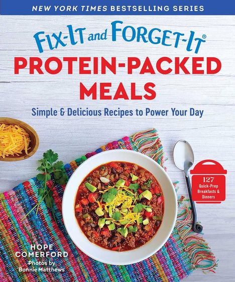 Texte: "Fix-It and Forget-It", "PROTEIN-PACKED MEALS". Darunter eine Schüssel mit Chili und Käse auf buntem Tuch.