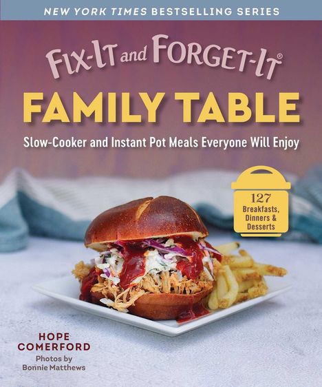 Texte: "Family Table", "Slow-Cooker and Instant Pot Meals", "127 Breakfasts, Dinners & Desserts". Ein Burger mit Pommes.